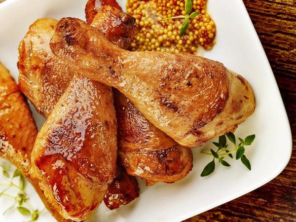 Coxas de frango assadas com mel e mostarda