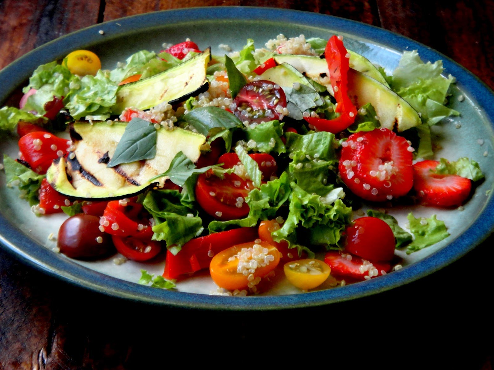 Quinoa salad com legumes grelhados.